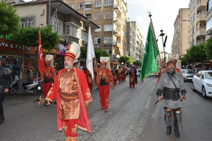 İSKENDERUN&rsquo;DA &lsquo;AHİLİK BAYRAMI&rsquo; KORTEJİNE YOĞUN İLGİ