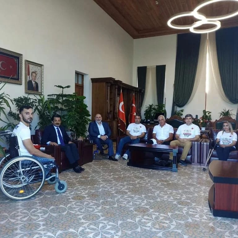 İSKENDERUN ENGELLİLER SPOR KULÜBÜ’NDEN KAYMAKAM DEMİRYÜREK’E FORMA JESTİ…