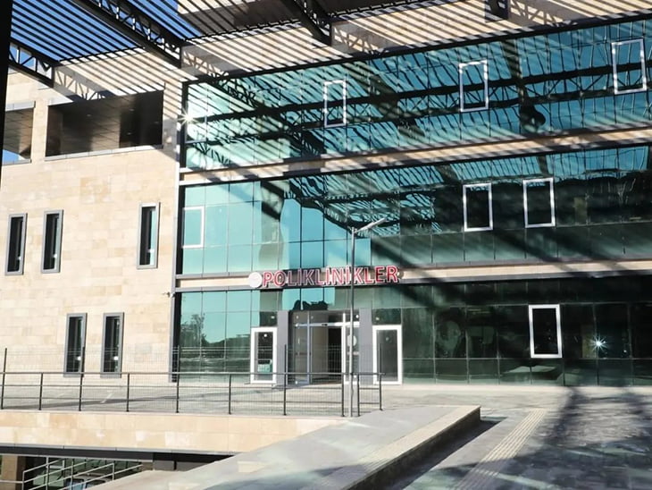 Hatay Valisi Rahmi Doğan, Samandağ Devlet Hastanesi’nin 3 Ekim’de hasta bakımlarına başlayacağını duyurdu