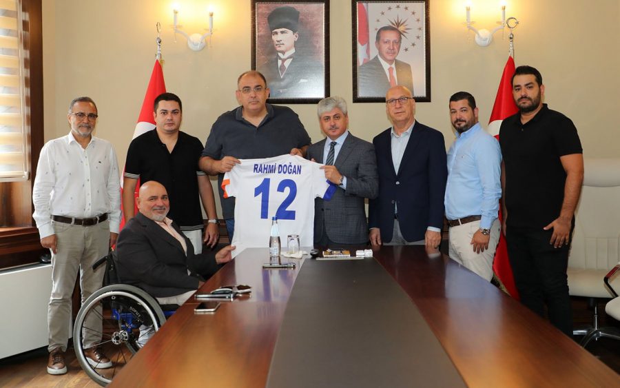 VALİ DOĞAN&rsquo;A 12 NUMARALI İSKENDERUNSPOR FORMASI HEDİYE EDİLDİ