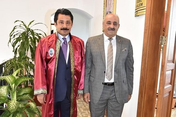 KAYMAKAM DEMİRY&Uuml;REK&rsquo;E AHİLİK KAFTANI