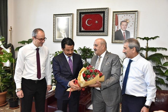 KAYMAKAM DEMİRY&Uuml;REK&rsquo;E AHİLİK KAFTANI