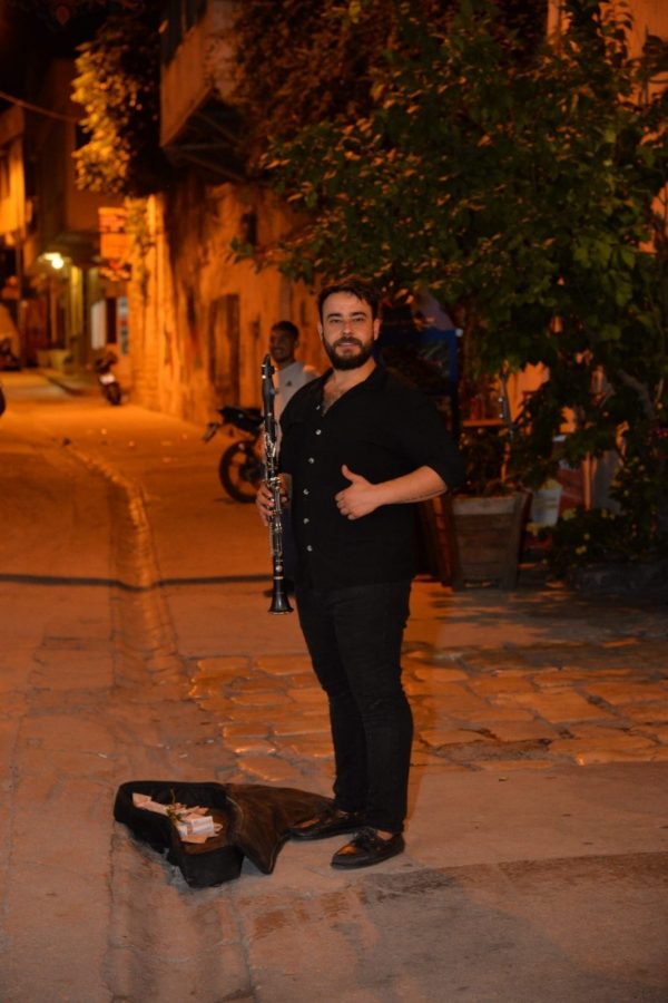 Hatay&rsquo;da istek şarkıyı bilmeyen m&uuml;zisyenin y&uuml;z&uuml;nde şişe kırdılar