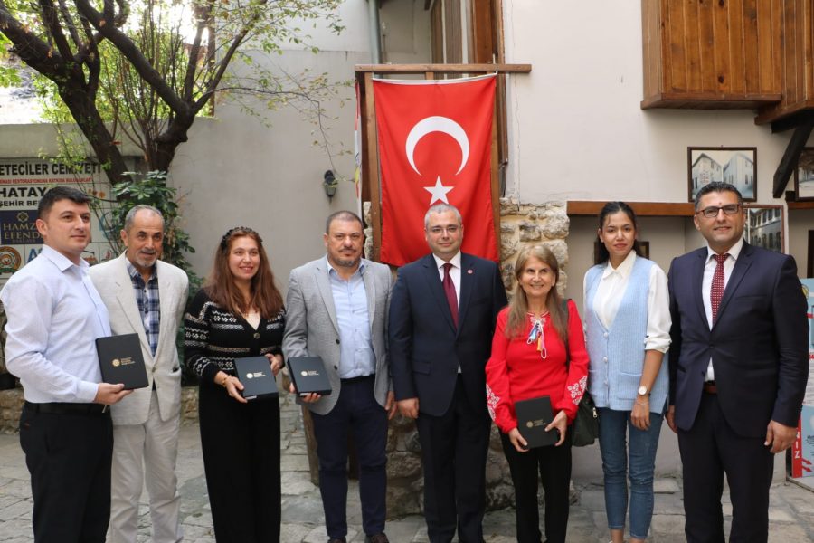 GAZETECİLERE TURKUAZ BASIN KARTLARI VERİLDİ