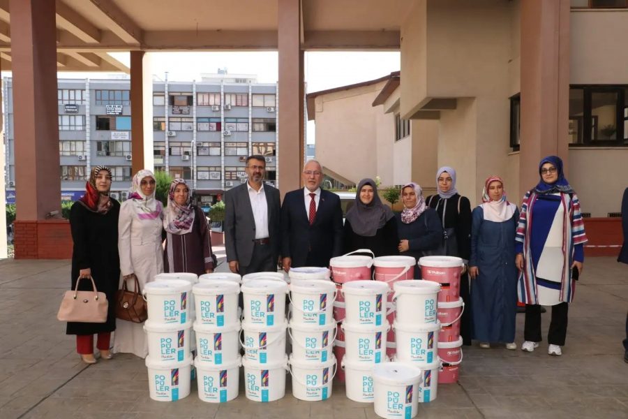 İSKENDERUN BELEDİYESİNİN OKULLARA BOYA DESTEĞİ S&Uuml;R&Uuml;YOR