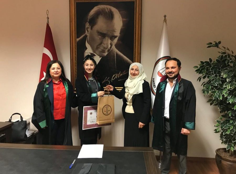 AVUKAT ECRİN NAZLI İNAN CÜBBESİNİ GİYEREK MESLEĞE İLK ADIMINI ATTI