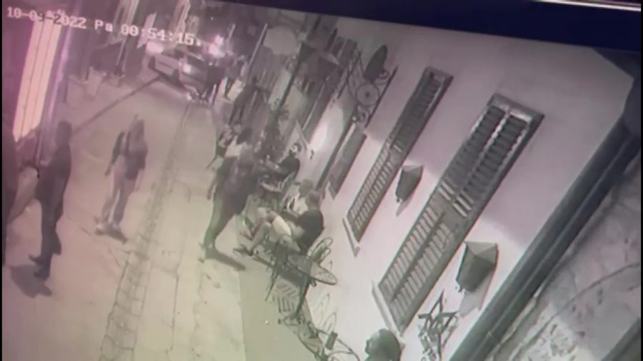 Hatay&rsquo;da istek şarkıyı bilmeyen m&uuml;zisyenin y&uuml;z&uuml;nde şişe kırdılar