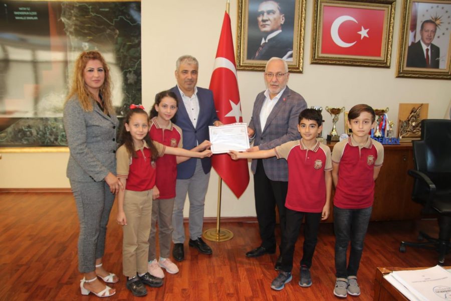 Başkan Tosyalı, &ccedil;evre dostu İskenderun Deniz Nakliyecileri Derneği İlkokulu &ouml;ğrencilerini &ouml;d&uuml;llendirdi