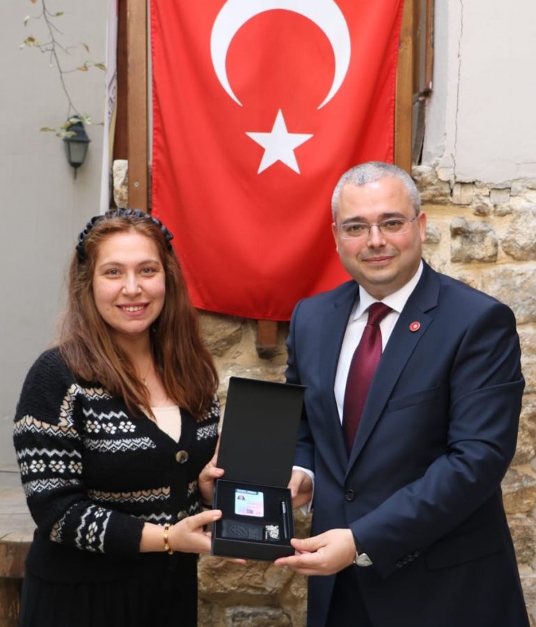 GAZETECİLERE TURKUAZ BASIN KARTLARI VERİLDİ