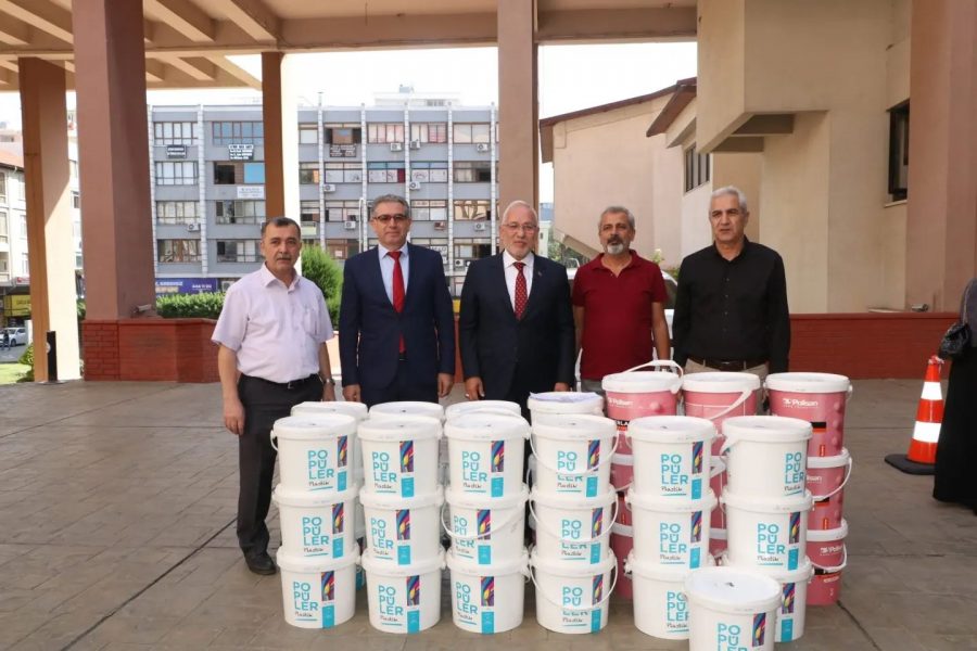 İSKENDERUN BELEDİYESİNİN OKULLARA BOYA DESTEĞİ S&Uuml;R&Uuml;YOR