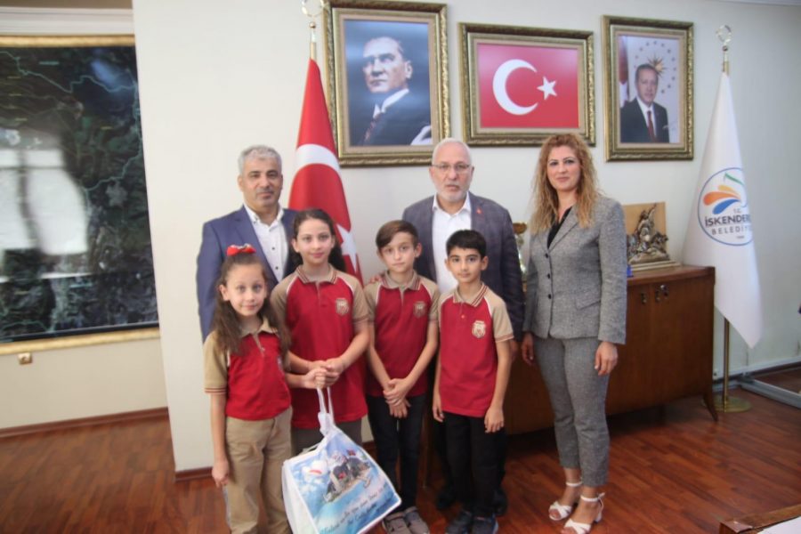 Başkan Tosyalı, &ccedil;evre dostu İskenderun Deniz Nakliyecileri Derneği İlkokulu &ouml;ğrencilerini &ouml;d&uuml;llendirdi