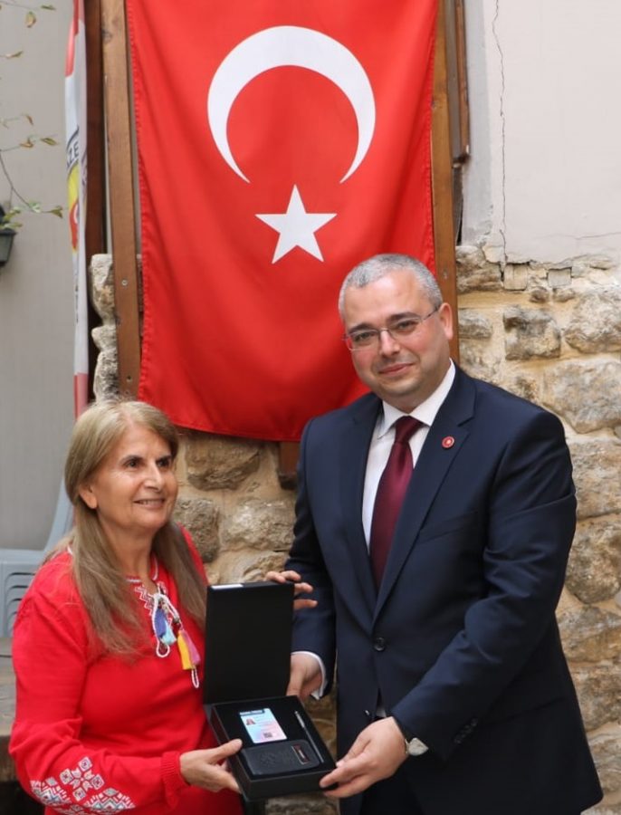 GAZETECİLERE TURKUAZ BASIN KARTLARI VERİLDİ