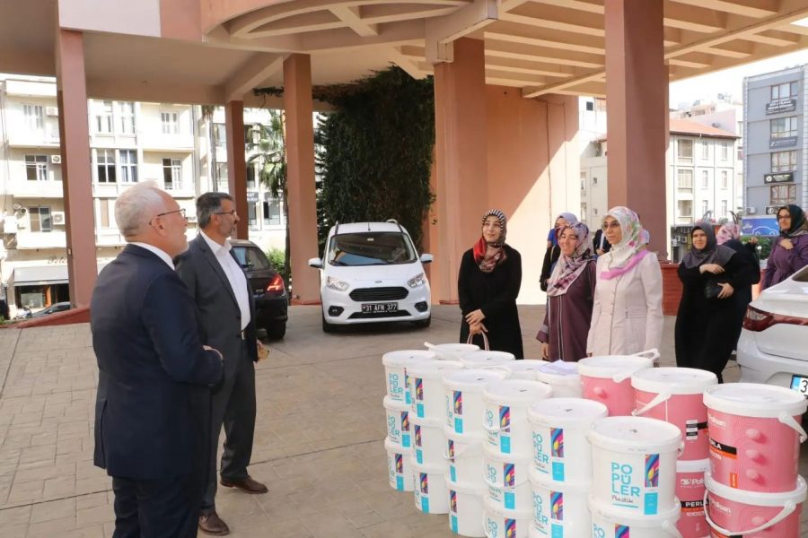 İSKENDERUN BELEDİYESİNİN OKULLARA BOYA DESTEĞİ S&Uuml;R&Uuml;YOR