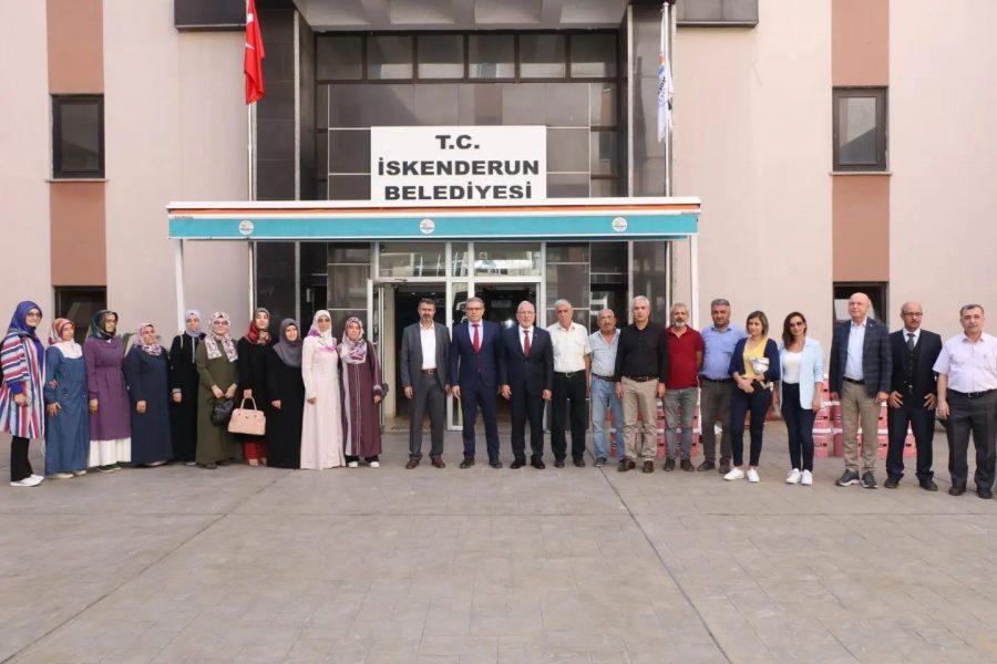 İSKENDERUN BELEDİYESİNİN OKULLARA BOYA DESTEĞİ S&Uuml;R&Uuml;YOR