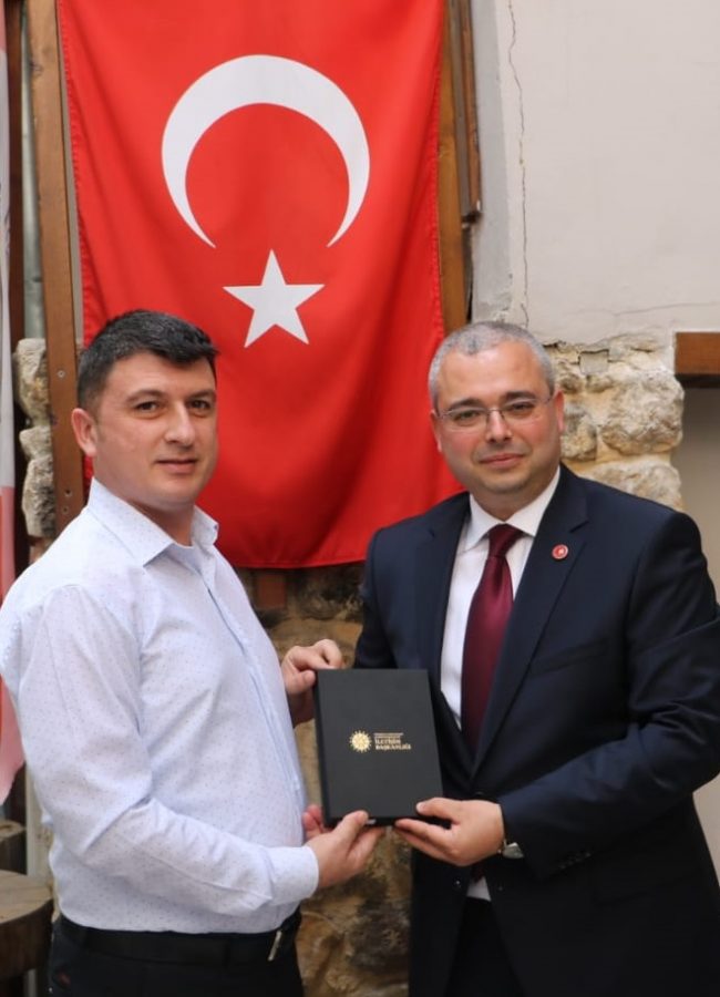 GAZETECİLERE TURKUAZ BASIN KARTLARI VERİLDİ