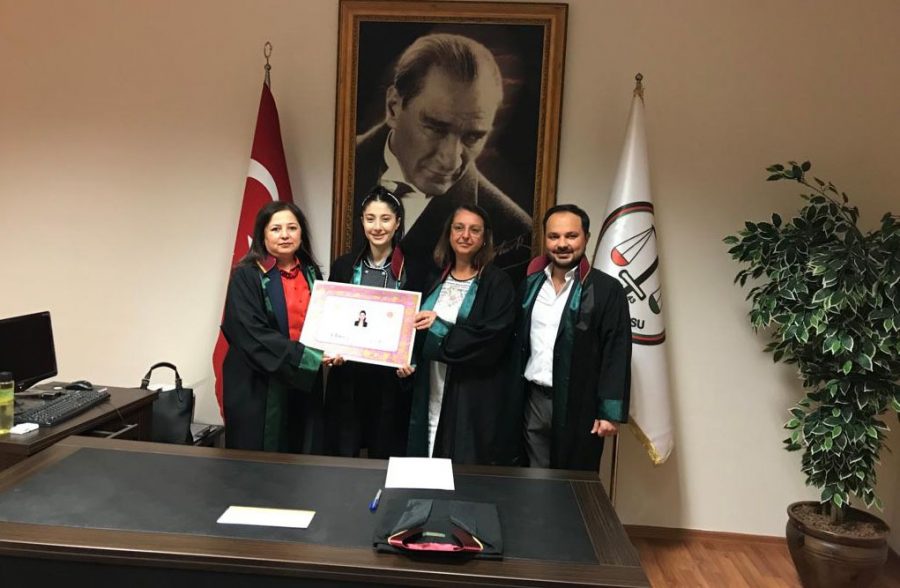 AVUKAT ECRİN NAZLI İNAN CÜBBESİNİ GİYEREK MESLEĞE İLK ADIMINI ATTI