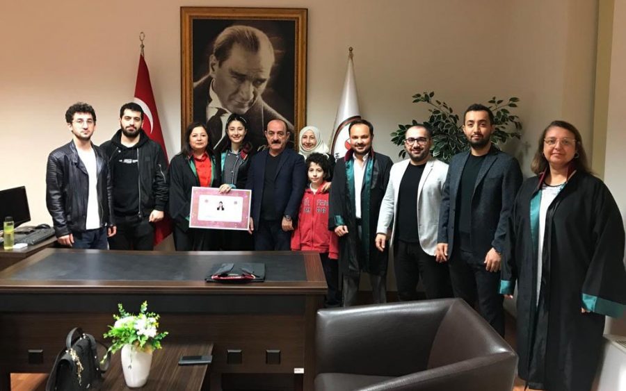AVUKAT ECRİN NAZLI İNAN CÜBBESİNİ GİYEREK MESLEĞE İLK ADIMINI ATTI