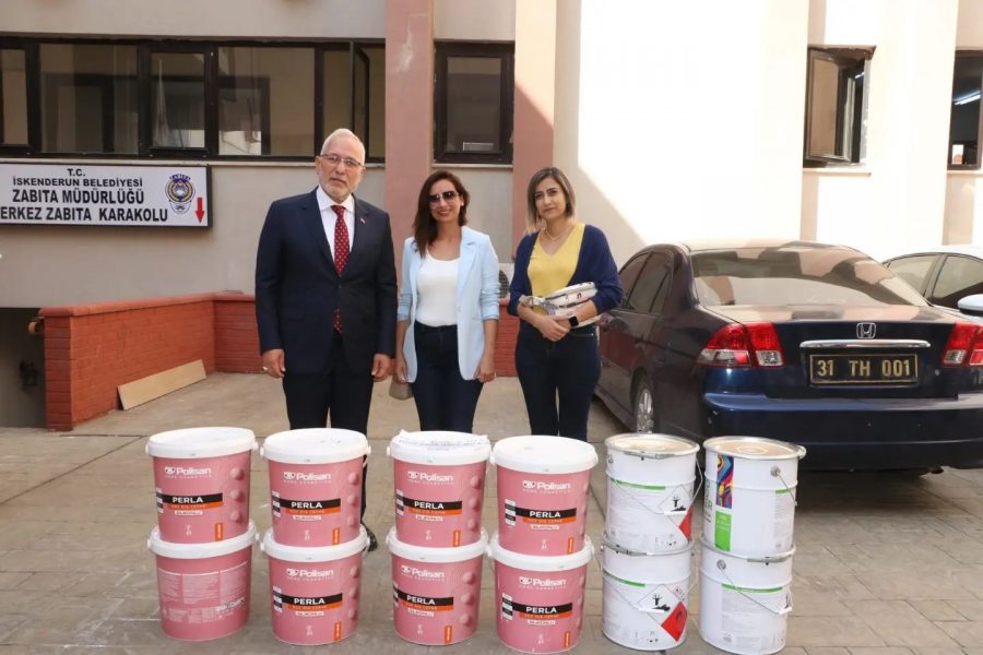 İSKENDERUN BELEDİYESİNİN OKULLARA BOYA DESTEĞİ S&Uuml;R&Uuml;YOR