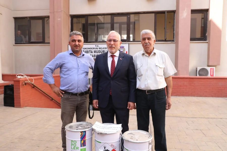 İSKENDERUN BELEDİYESİNİN OKULLARA BOYA DESTEĞİ S&Uuml;R&Uuml;YOR