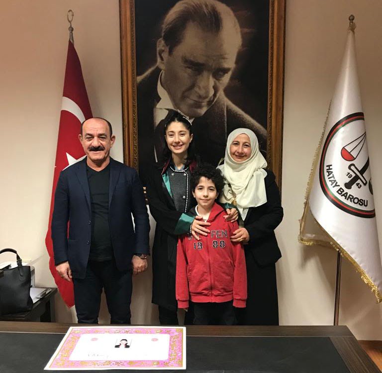 AVUKAT ECRİN NAZLI İNAN CÜBBESİNİ GİYEREK MESLEĞE İLK ADIMINI ATTI