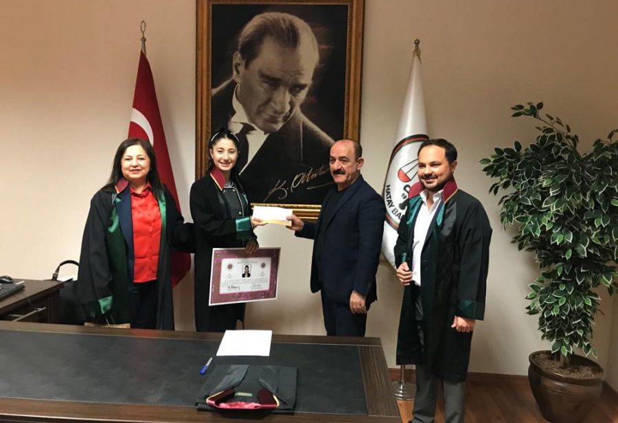 AVUKAT ECRİN NAZLI İNAN CÜBBESİNİ GİYEREK MESLEĞE İLK ADIMINI ATTI
