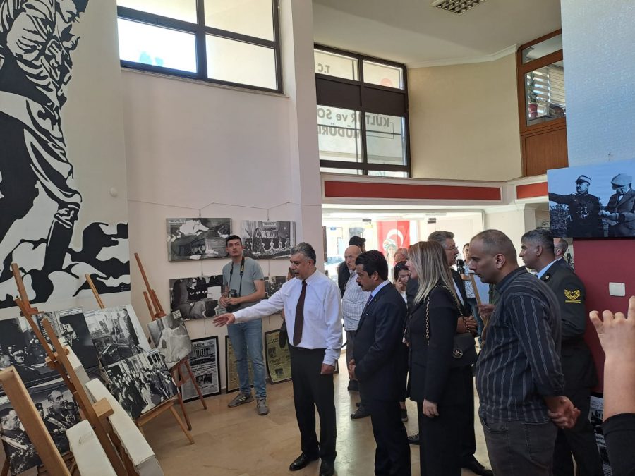 SARI ZEYBEKLER DERNEĞİ ATAT&Uuml;RK FOTOĞRAFLARI İLE &Ouml;ZEL BİR SERGİ A&Ccedil;TI