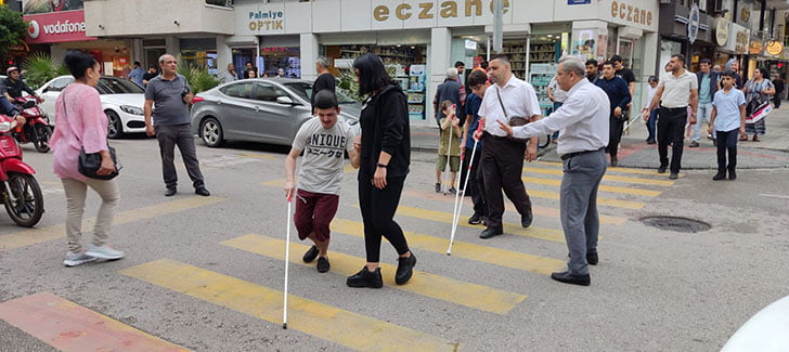 İSKENDERUN’DA GÖRME ENGELLİLER BEYAZ BASTON ETKİNLİĞİYLE HATIRLANDI