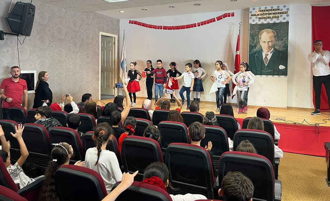 SURİYELİ &Ouml;ĞRENCİLER, İSTİKLAL MARŞI&rsquo;NI VE ATAT&Uuml;RK&rsquo;&Uuml;N GEN&Ccedil;LİĞE HİTABESİNİ EZBERE OKUDU