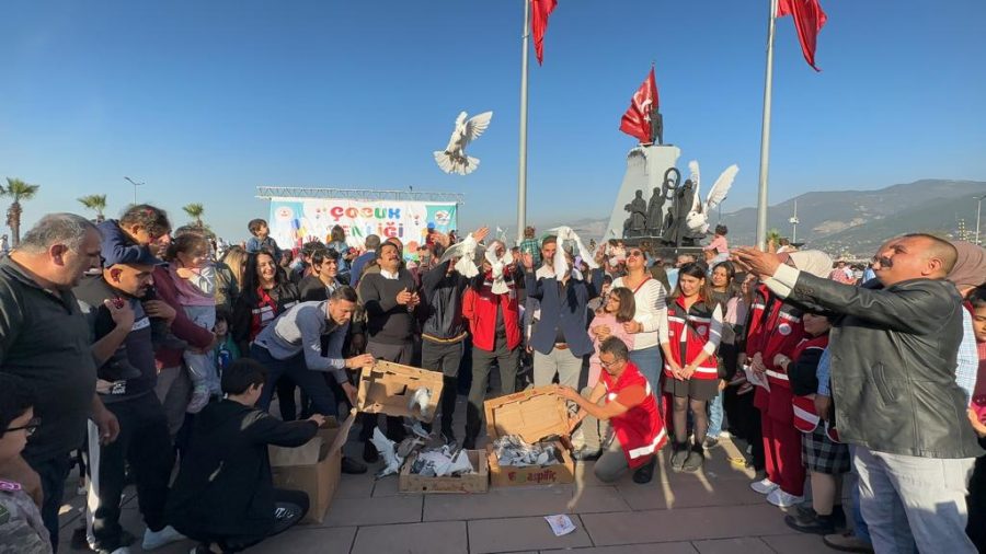 &Ccedil;OCUK HAKLARI G&Uuml;N&Uuml;&rsquo;NDE &Ccedil;OCUKLAR G&Ouml;N&Uuml;LLERİNCE EĞLENDİ