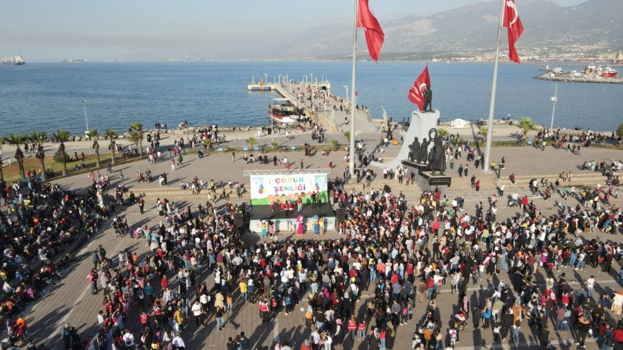 &Ccedil;OCUK HAKLARI G&Uuml;N&Uuml;&rsquo;NDE &Ccedil;OCUKLAR G&Ouml;N&Uuml;LLERİNCE EĞLENDİ