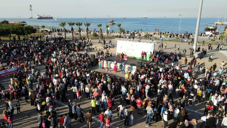 &Ccedil;OCUK HAKLARI G&Uuml;N&Uuml;&rsquo;NDE &Ccedil;OCUKLAR G&Ouml;N&Uuml;LLERİNCE EĞLENDİ