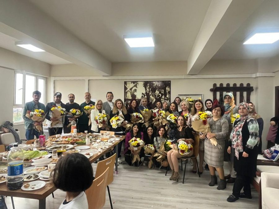 İskenderun Deniz Nakliyecileri Derneği İlkokulu&#8217;nda Öğretmenler Günü&#8217;nde coşkulu kutlama