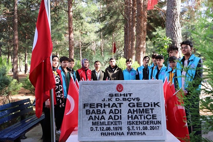 KALPLERDE İZ BIRAKAN &ldquo;GEN&Ccedil;LERİN SAYGI N&Ouml;BETİ&rdquo; PROJESİNE FERHAT GEDİK&rsquo;İN AİLE ZİYARETİ İLE YENİDEN BAŞLANDI!