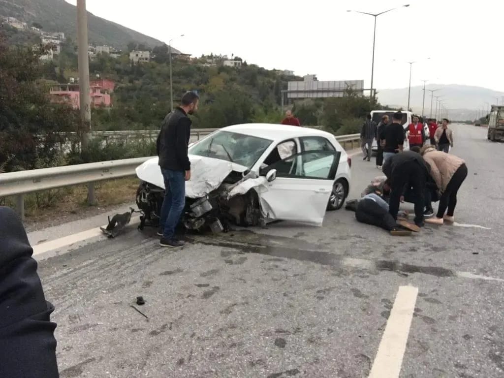 İSKENDERUN OTOBAN GİŞELERİNDEKİ FECİ KAZAYA KIZILAY DOKTOR VE EKİPLERİ MÜDAHALE ETTİ