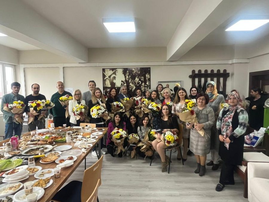 İskenderun Deniz Nakliyecileri Derneği İlkokulu&#8217;nda Öğretmenler Günü&#8217;nde coşkulu kutlama