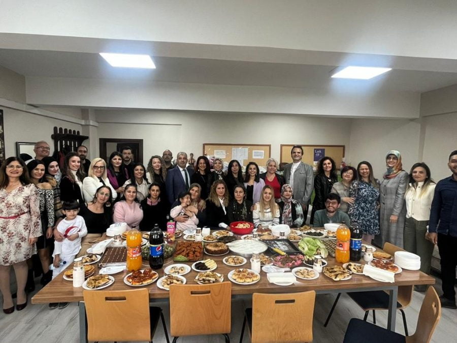 İskenderun Deniz Nakliyecileri Derneği İlkokulu&#8217;nda Öğretmenler Günü&#8217;nde coşkulu kutlama