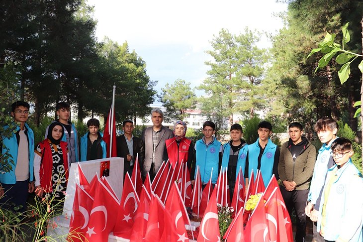 KALPLERDE İZ BIRAKAN &ldquo;GEN&Ccedil;LERİN SAYGI N&Ouml;BETİ&rdquo; PROJESİNE FERHAT GEDİK&rsquo;İN AİLE ZİYARETİ İLE YENİDEN BAŞLANDI!
