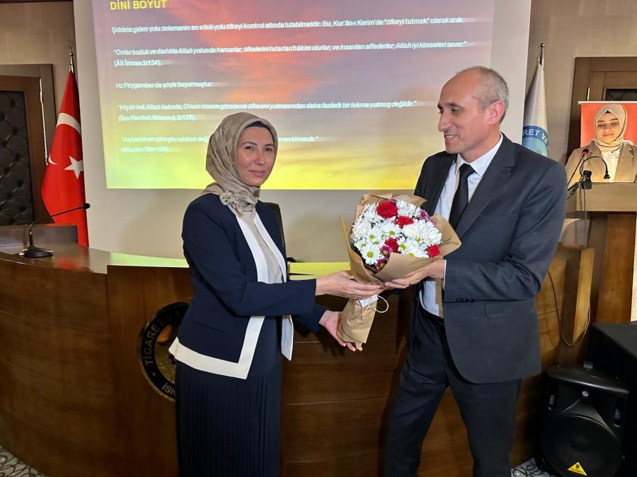 KADEM Hatay Temsilciliği kadına y&ouml;nelik şiddete karşı toplumsal farkındalık oluşturmak i&ccedil;in&rdquo; Israrlı Takip &ldquo;konusunun işlendiği eğitim semineri d&uuml;zenledi.