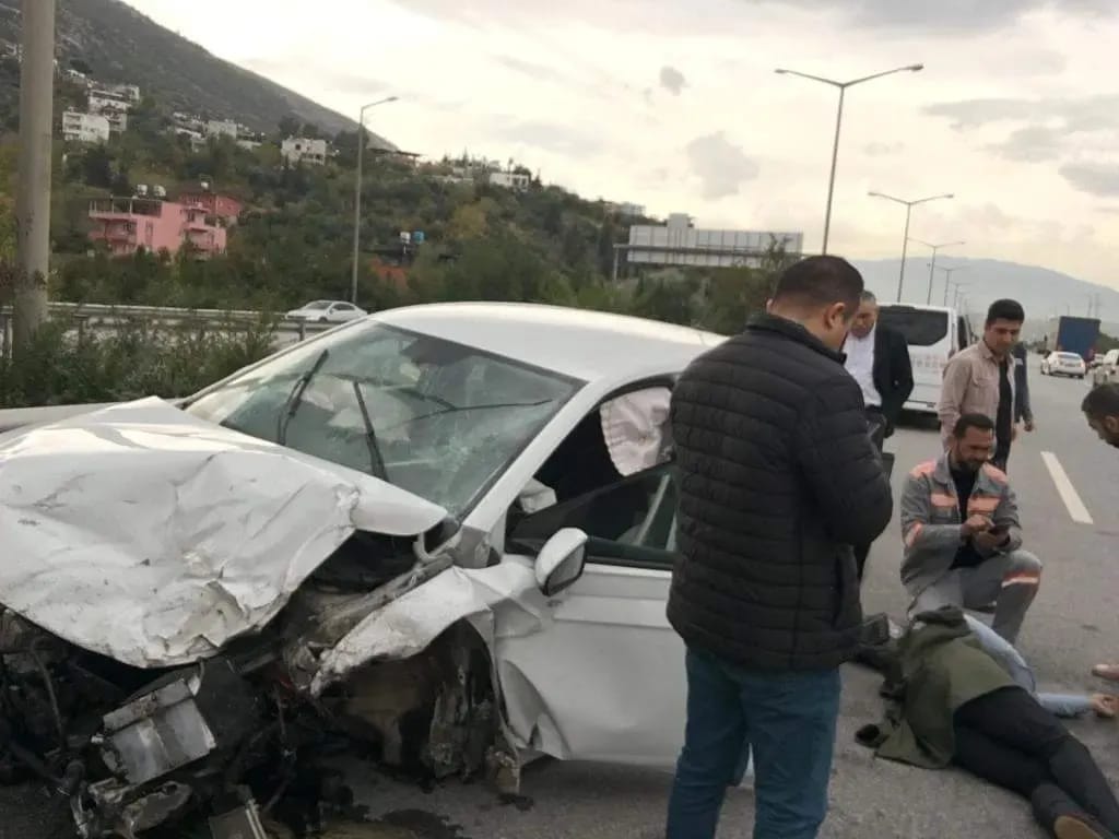 İSKENDERUN OTOBAN GİŞELERİNDEKİ FECİ KAZAYA KIZILAY DOKTOR VE EKİPLERİ MÜDAHALE ETTİ