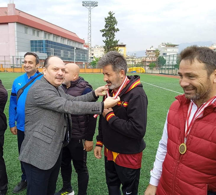 ÖĞRETMENLERDEN DERS GİBİ FUTBOL TURNUVASI