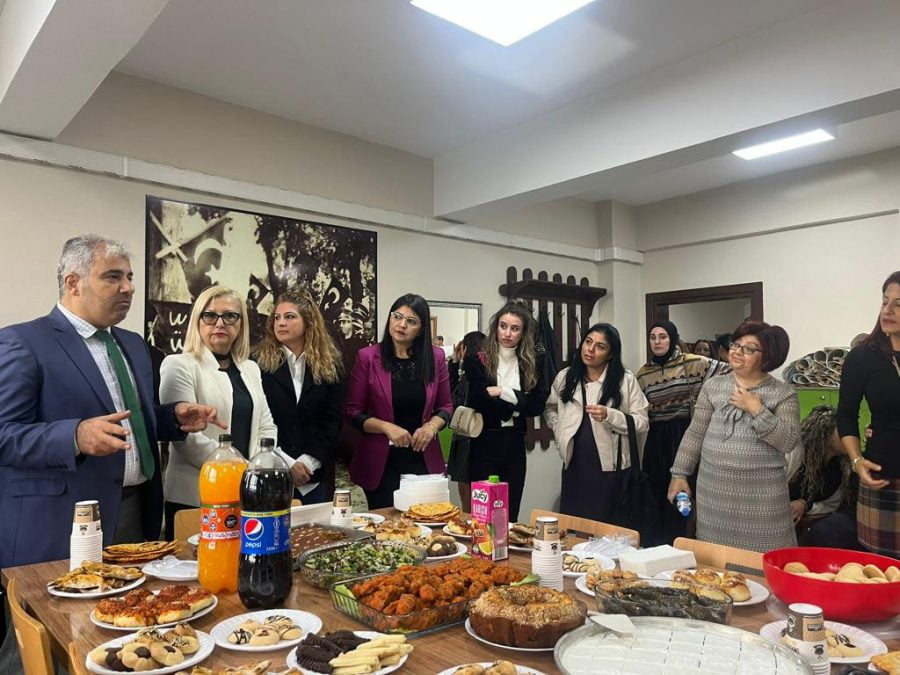 İskenderun Deniz Nakliyecileri Derneği İlkokulu&#8217;nda Öğretmenler Günü&#8217;nde coşkulu kutlama