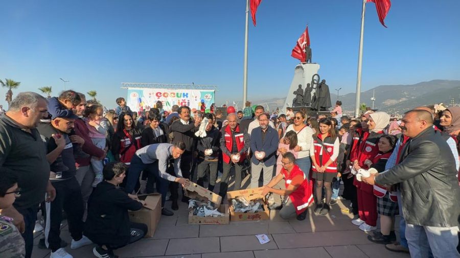 &Ccedil;OCUK HAKLARI G&Uuml;N&Uuml;&rsquo;NDE &Ccedil;OCUKLAR G&Ouml;N&Uuml;LLERİNCE EĞLENDİ