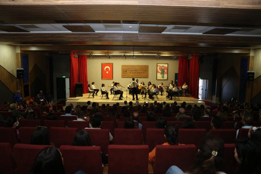 PROF. DR. ÜSTÜN DÖKMEN YÜKSELİŞ KOLEJİNDE!