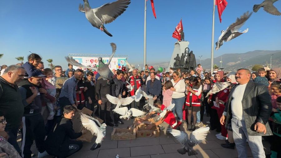 ÇOCUK HAKLARI GÜNÜ’NDE ÇOCUKLAR GÖNÜLLERİNCE EĞLENDİ