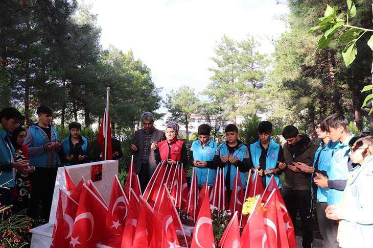 KALPLERDE İZ BIRAKAN &ldquo;GEN&Ccedil;LERİN SAYGI N&Ouml;BETİ&rdquo; PROJESİNE FERHAT GEDİK&rsquo;İN AİLE ZİYARETİ İLE YENİDEN BAŞLANDI!