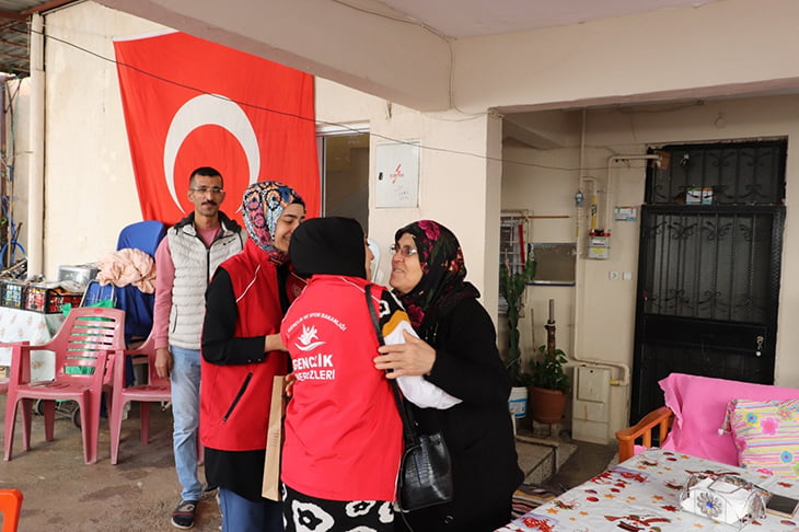 KALPLERDE İZ BIRAKAN &ldquo;GEN&Ccedil;LERİN SAYGI N&Ouml;BETİ&rdquo; PROJESİNE FERHAT GEDİK&rsquo;İN AİLE ZİYARETİ İLE YENİDEN BAŞLANDI!