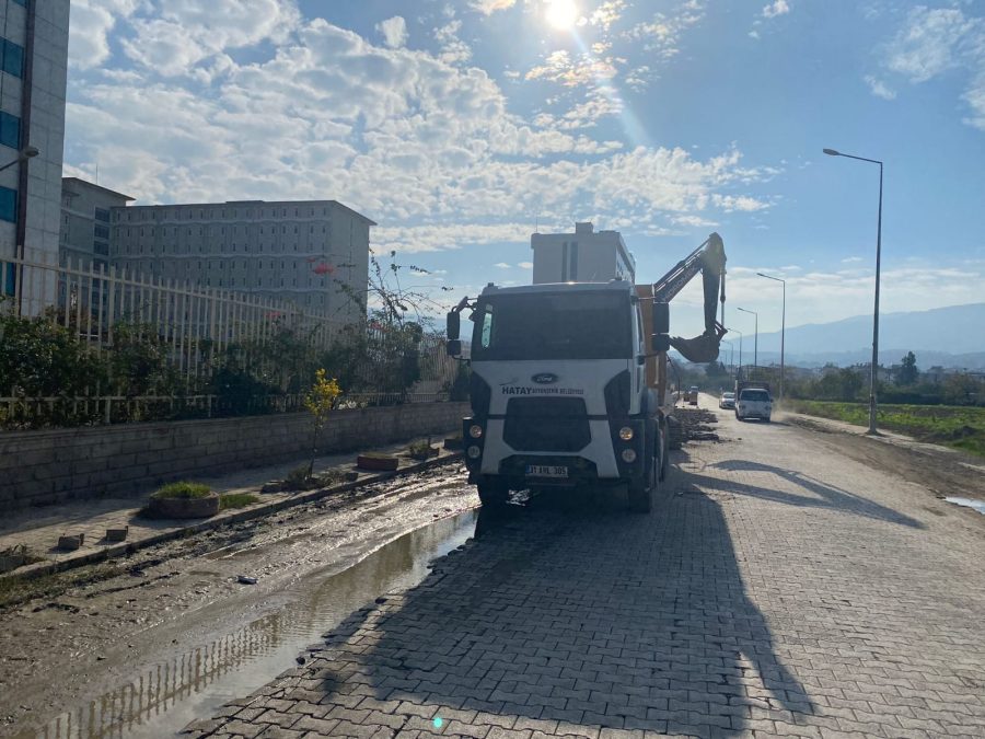 KARAAĞAÇ MAHALLESİ YAĞMUR SUYU HATTINA KAVUŞUYOR