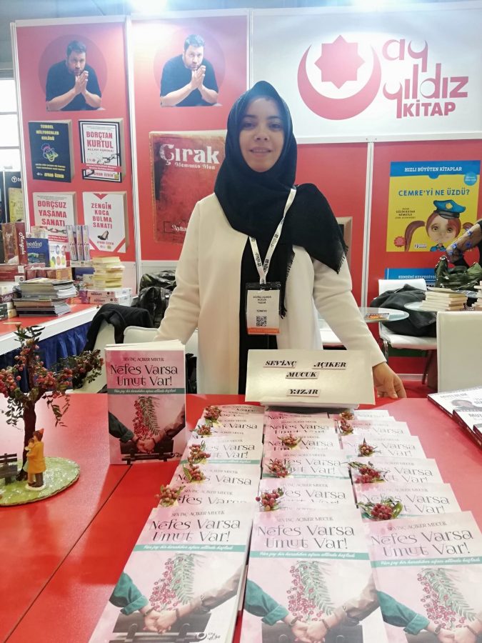 Yazar Sevinç Açıker Mucuk&#8217;un imza standına yoğun ilgi