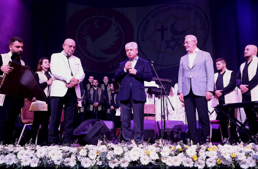 TOSYALI HOLDİNG&rsquo;İN BAYİLER TOPLANTISINDA MEDENİYETLER KOROSUNUN KONSERİ MEST ETTİ