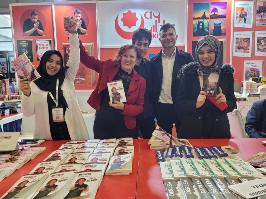 Yazar Sevinç Açıker Mucuk&#8217;un imza standına yoğun ilgi